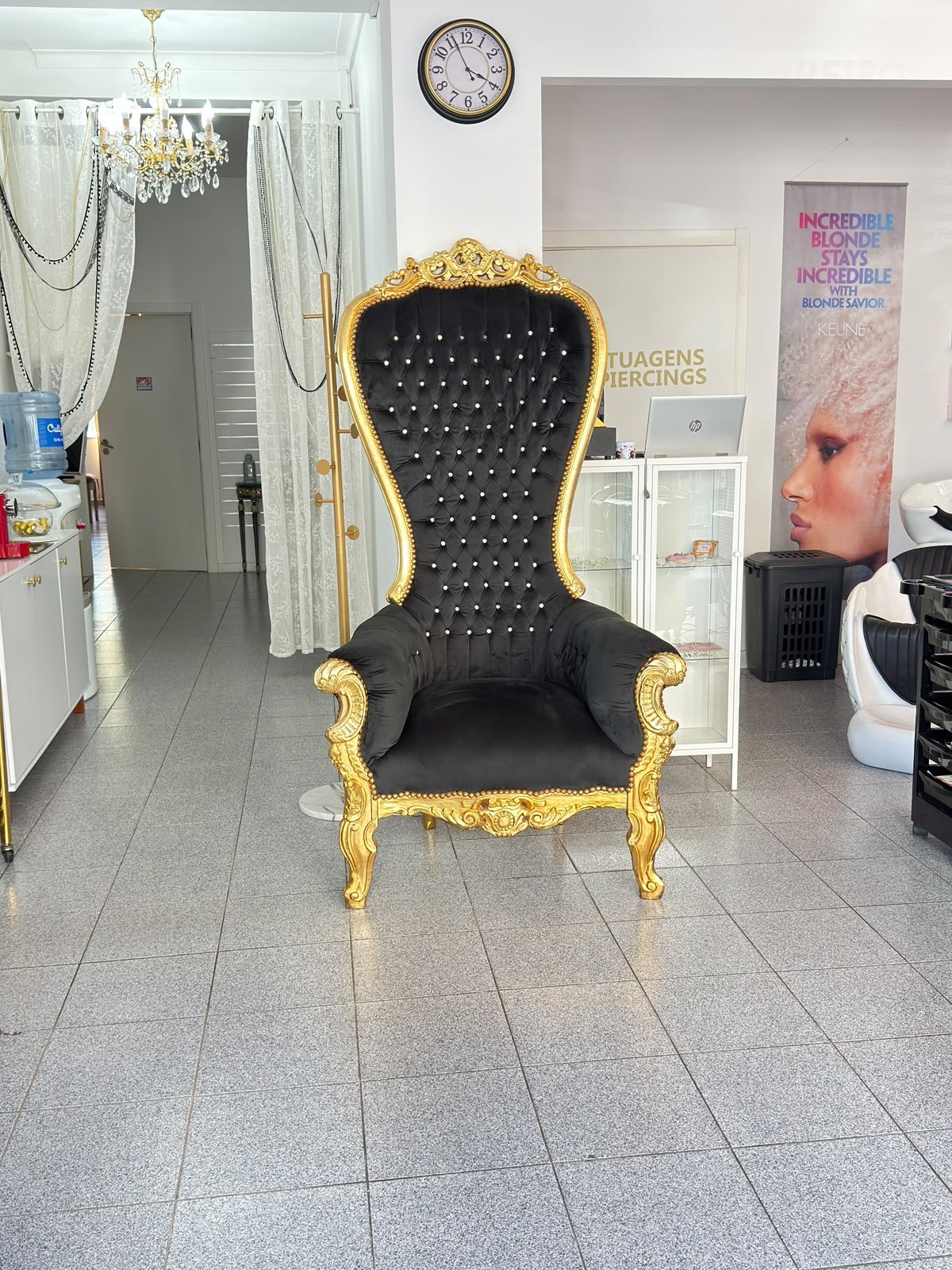 O trono dourado, na Glow Up
