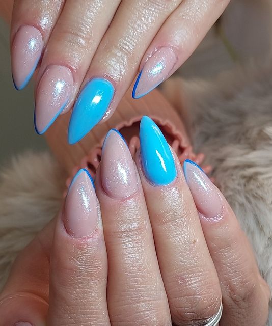 Unhas em azul e nude